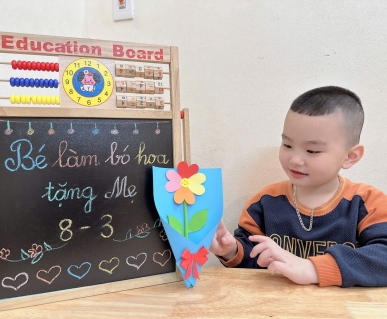Con làm hoa tặng mẹ